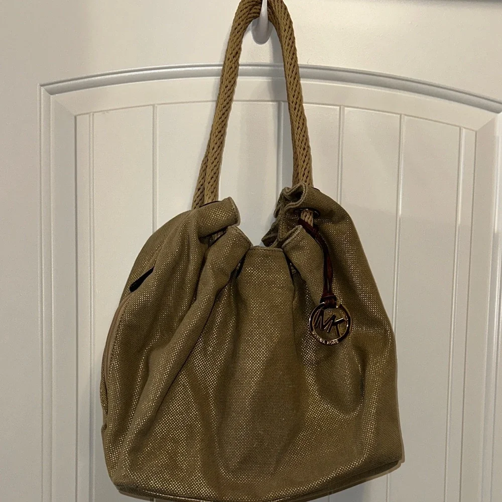 Elegant gold, Michael Kors’s Shoulder Bag
